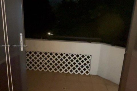 Condo in Coral Gables, Florida, 2 bedrooms  № 2005684 - photo 20