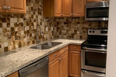 Condo in Coral Gables, Florida, 2 bedrooms  № 2005684 - photo 11