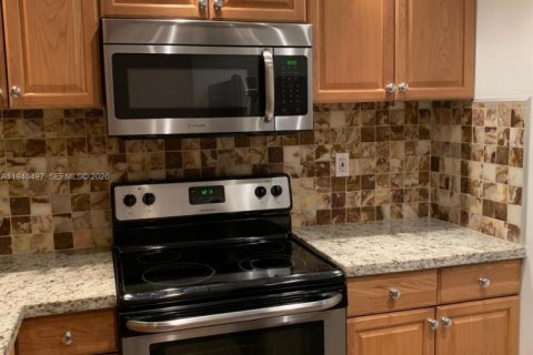 Condo in Coral Gables, Florida, 2 bedrooms  № 2005684 - photo 12