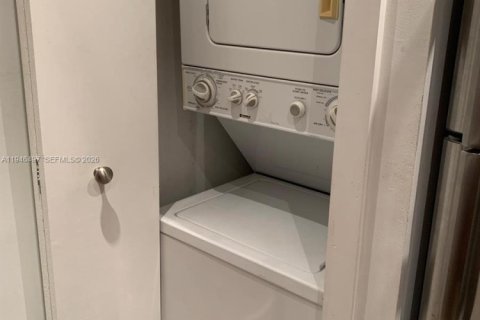 Condo in Coral Gables, Florida, 2 bedrooms  № 2005684 - photo 14