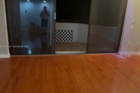 Condo in Coral Gables, Florida, 2 bedrooms  № 2005684 - photo 22