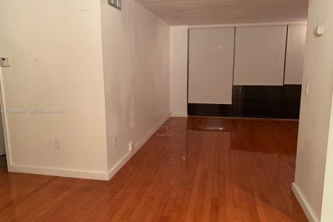 Condo in Coral Gables, Florida, 2 bedrooms  № 2005684 - photo 16