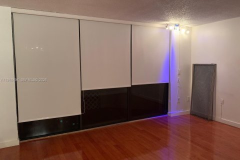 Condo in Coral Gables, Florida, 2 bedrooms  № 2005684 - photo 17