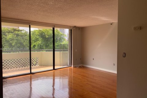 Condo in Coral Gables, Florida, 2 bedrooms  № 2005684 - photo 2