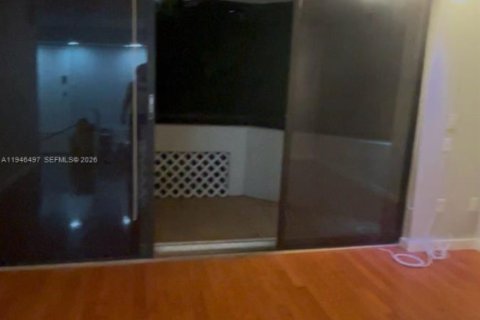 Condo in Coral Gables, Florida, 2 bedrooms  № 2005684 - photo 23