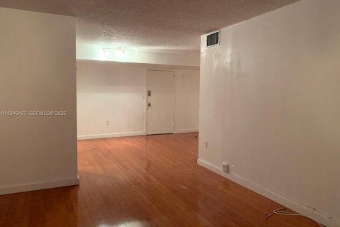 Condo in Coral Gables, Florida, 2 bedrooms  № 2005684 - photo 19