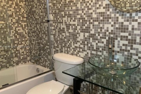 Condo in Coral Gables, Florida, 2 bedrooms  № 2005684 - photo 18