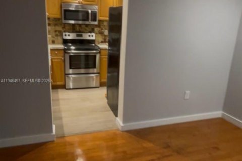 Condo in Coral Gables, Florida, 2 bedrooms  № 2005684 - photo 26