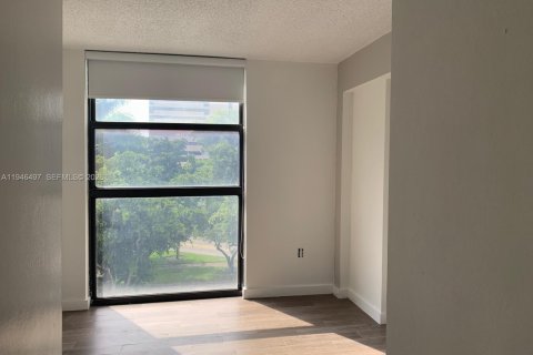 Condo in Coral Gables, Florida, 2 bedrooms  № 2005684 - photo 8