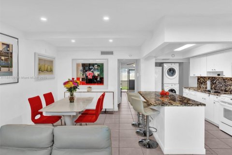 Condo in Miami, Florida, 3 bedrooms  № 2054338 - photo 23