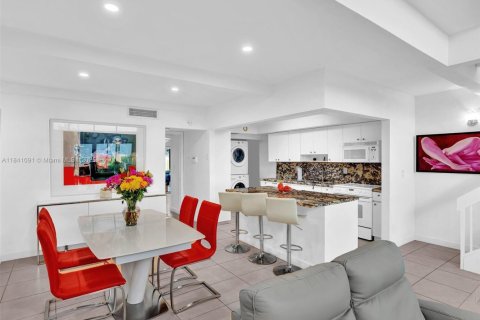 Condo in Miami, Florida, 3 bedrooms  № 2054338 - photo 25