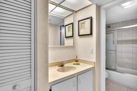 Condo in Miami, Florida, 3 bedrooms  № 2054338 - photo 28