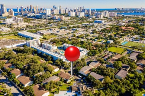 Condo in Miami, Florida, 3 bedrooms  № 2054338 - photo 2