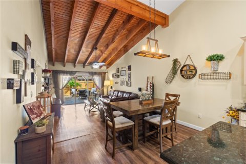 Townhouse in Pembroke Pines, Florida 2 bedrooms, 111.11 sq.m. № 2043081 - photo 4