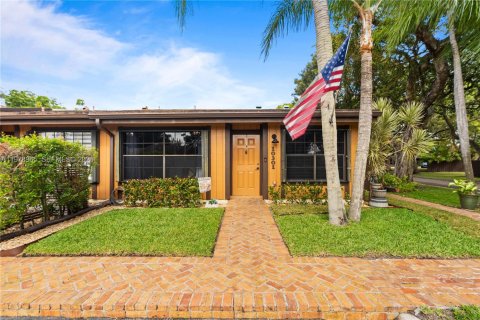 Townhouse in Pembroke Pines, Florida 2 bedrooms, 111.11 sq.m. № 2043081