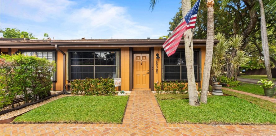 Townhouse in Pembroke Pines, Florida 2 bedrooms, 111.11 sq.m. № 2043081