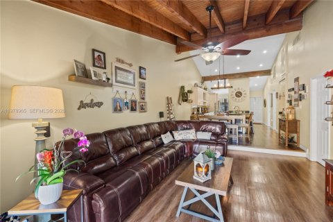 Townhouse in Pembroke Pines, Florida 2 bedrooms, 111.11 sq.m. № 2043081 - photo 24