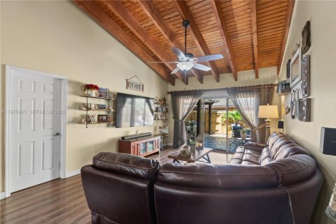 Townhouse in Pembroke Pines, Florida 2 bedrooms, 111.11 sq.m. № 2043081 - photo 12