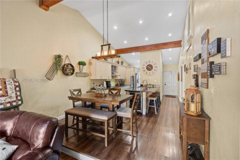 Townhouse in Pembroke Pines, Florida 2 bedrooms, 111.11 sq.m. № 2043081 - photo 21