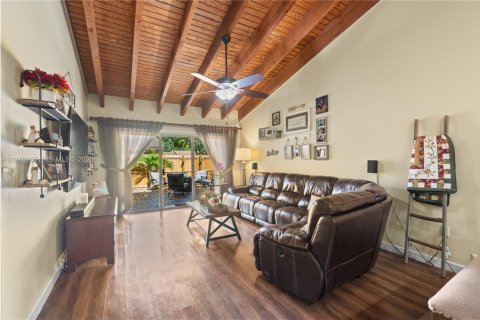 Townhouse in Pembroke Pines, Florida 2 bedrooms, 111.11 sq.m. № 2043081 - photo 6