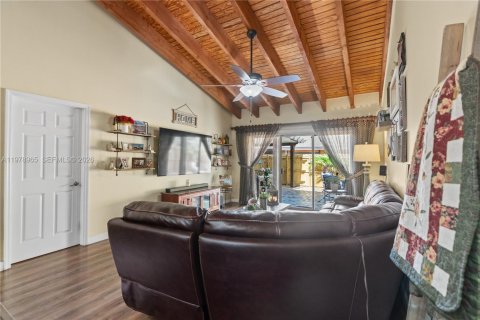 Townhouse in Pembroke Pines, Florida 2 bedrooms, 111.11 sq.m. № 2043081 - photo 7