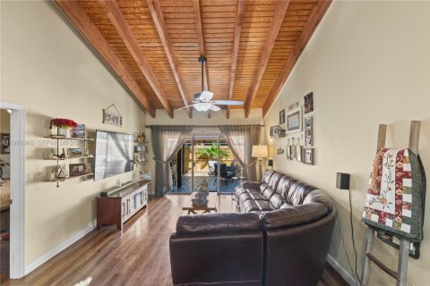 Townhouse in Pembroke Pines, Florida 2 bedrooms, 111.11 sq.m. № 2043081 - photo 9