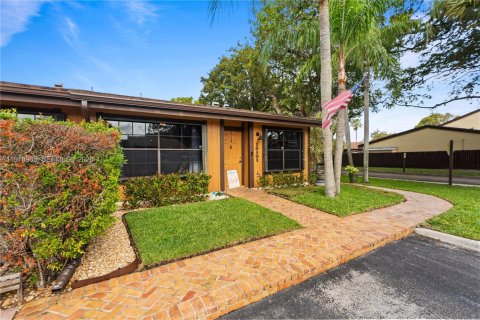 Townhouse in Pembroke Pines, Florida 2 bedrooms, 111.11 sq.m. № 2043081 - photo 3