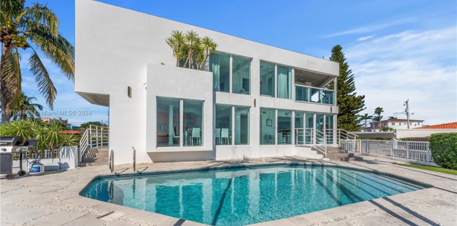 Villa ou maison à North Bay Village, Floride 4 chambres, 390.1 m2 № 1709125