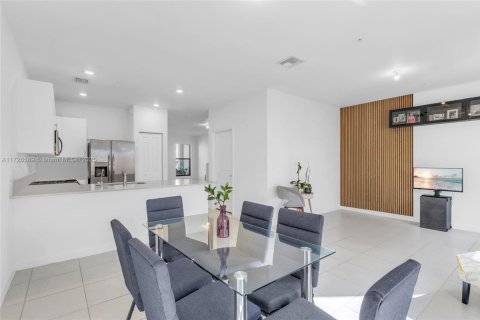 Townhouse in Pembroke Pines, Florida 3 bedrooms, 175.4 sq.m. № 1984972 - photo 9