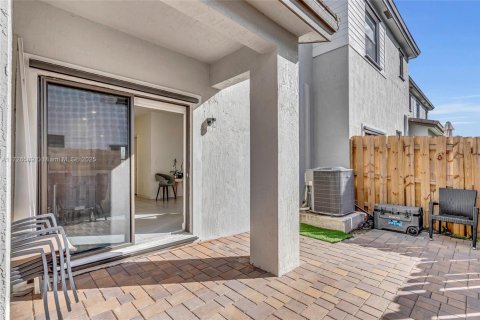 Townhouse in Pembroke Pines, Florida 3 bedrooms, 175.4 sq.m. № 1984972 - photo 26