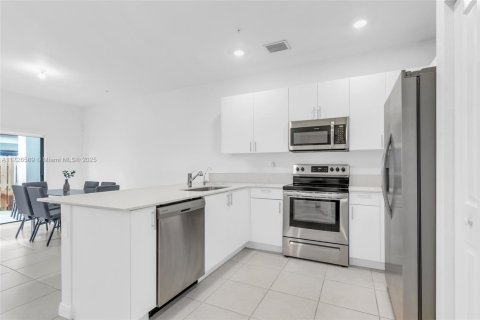 Townhouse in Pembroke Pines, Florida 3 bedrooms, 175.4 sq.m. № 1984972 - photo 6