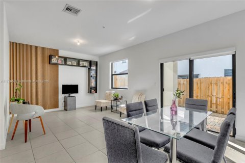 Townhouse in Pembroke Pines, Florida 3 bedrooms, 175.4 sq.m. № 1984972 - photo 10