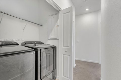 Townhouse in Pembroke Pines, Florida 3 bedrooms, 175.4 sq.m. № 1984972 - photo 22