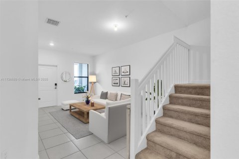 Townhouse in Pembroke Pines, Florida 3 bedrooms, 175.4 sq.m. № 1984972 - photo 5