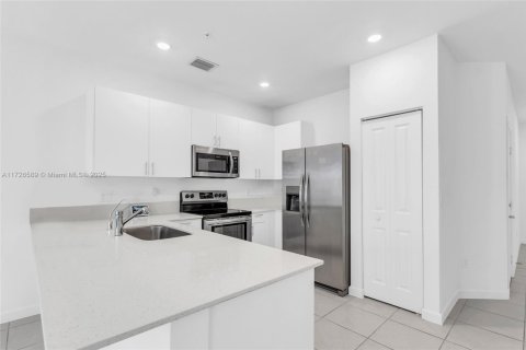 Townhouse in Pembroke Pines, Florida 3 bedrooms, 175.4 sq.m. № 1984972 - photo 8