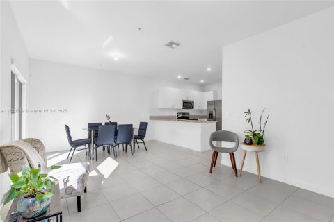 Townhouse in Pembroke Pines, Florida 3 bedrooms, 175.4 sq.m. № 1984972 - photo 11