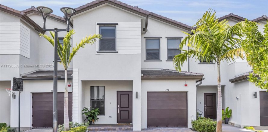 Townhouse in Pembroke Pines, Florida 3 bedrooms, 175.4 sq.m. № 1984972