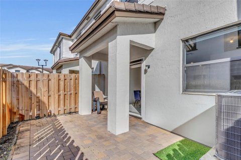 Townhouse in Pembroke Pines, Florida 3 bedrooms, 175.4 sq.m. № 1984972 - photo 25