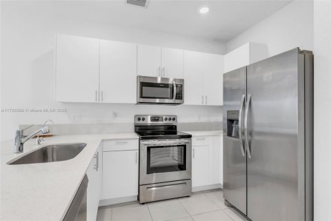 Townhouse in Pembroke Pines, Florida 3 bedrooms, 175.4 sq.m. № 1984972 - photo 7