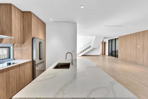 Casa en venta en Miami, Florida, 5 dormitorios, 345.88 m2 № 1974331 - foto 17