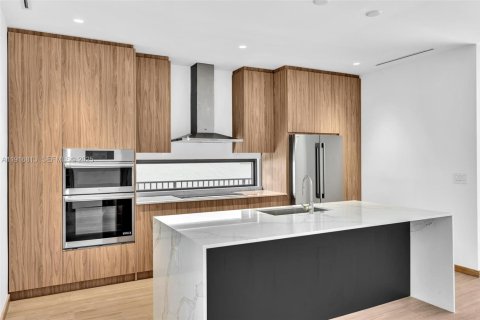 Casa en venta en Miami, Florida, 5 dormitorios, 345.88 m2 № 1974331 - foto 16