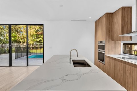Casa en venta en Miami, Florida, 5 dormitorios, 345.88 m2 № 1974331 - foto 18