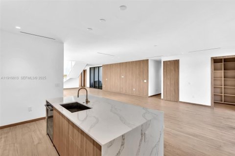 Casa en venta en Miami, Florida, 5 dormitorios, 345.88 m2 № 1974331 - foto 21