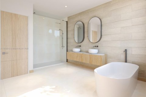 Casa en venta en Miami, Florida, 5 dormitorios, 345.88 m2 № 1974331 - foto 6