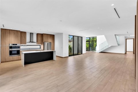 Casa en venta en Miami, Florida, 5 dormitorios, 345.88 m2 № 1974331 - foto 25