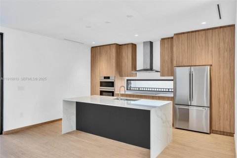 Casa en venta en Miami, Florida, 5 dormitorios, 345.88 m2 № 1974331 - foto 15