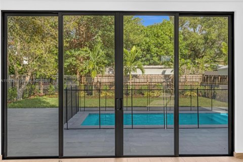 Casa en venta en Miami, Florida, 5 dormitorios, 345.88 m2 № 1974331 - foto 22
