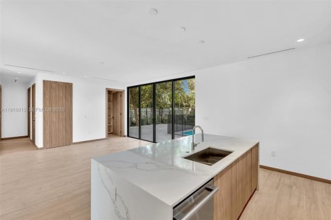 Casa en venta en Miami, Florida, 5 dormitorios, 345.88 m2 № 1974331 - foto 19