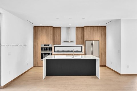 Casa en venta en Miami, Florida, 5 dormitorios, 345.88 m2 № 1974331 - foto 14