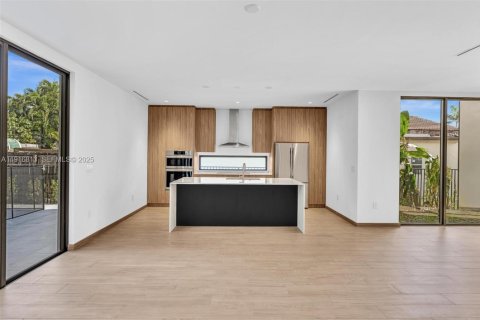 Casa en venta en Miami, Florida, 5 dormitorios, 345.88 m2 № 1974331 - foto 13